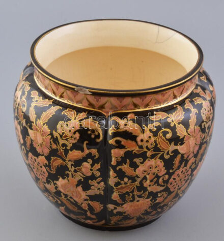 Zsolnay porcelánfajansz kaspó, historizáló, fekete alapon aranyozott virágos mintával, 1880 körül. Jelzett (Zsolnay öttornyos, máz alatti kék családi pecsét), száján sérüléssel, mázrepedésekkel. m: 19 cm, d: 18 cm