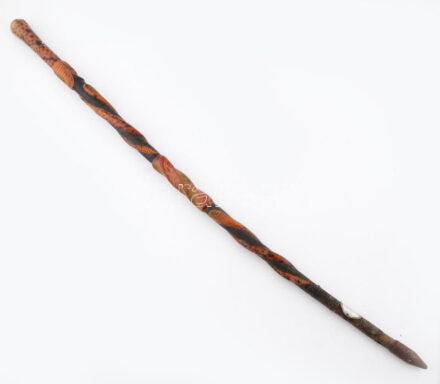Kígyómotívumos, túrabot, jelvényekkel, h: 96cm, kis repedéssel