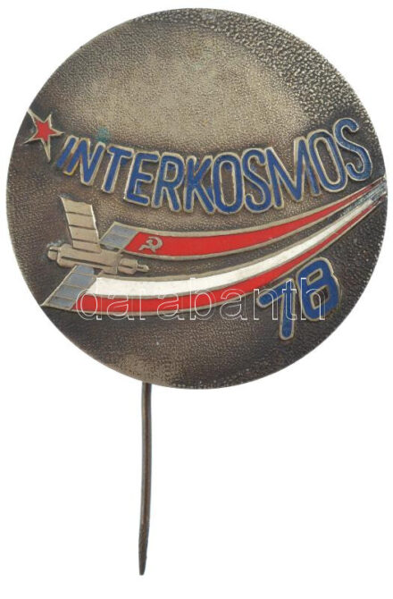 1978. 'Interkosmos' részben zománcozott fém kitűző (35mm) T:1- patina