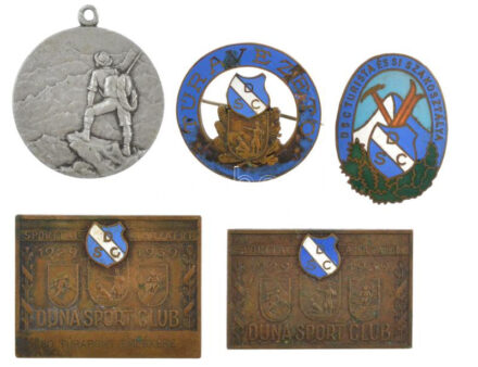 ~1939-1942. 'Duna Sport Club' 5xklf elemből álló tétel. Benne: DN 'DSC - Túravezető' zománcozott bronz jelvény, hátoldalán 'Berán N. BPest' gyártói jelzéssel (durva zománchibák) + DN 'DSC Turista és Síszakosztály' zománcozott