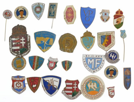 28db-os iskolajelvény tétel, közte ~1940. 'Budapesti III. ker. Árpád Gimnázium' zománcozott jelvény (33x18mm) T:2,2- némelyiken zománchiba, pár darabról hiányzik a tű