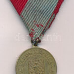 1896. 'Az ezredév emlékére - 896-1896 / Makó Város Képviselete' bronz érem mellszalagon (29mm) T:1-,2