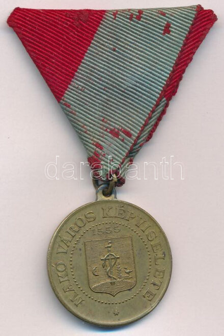 1896. 'Az ezredév emlékére - 896-1896 / Makó Város Képviselete' bronz érem mellszalagon (29mm) T:1-,2