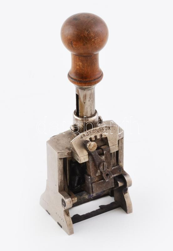 Retro sorszámozó gép. Állítható karakterű és o-tól 4-ig lenyomat számú, működőképes. Tisztítást és párnafestéket igényel.
