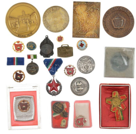 25db-os vegyes, magyar és külföldi jelvény és emlékérem tétel, közte több szocialista, illetve izraeli T:2,2-