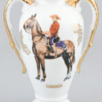 Japán váza, kanadai lovassal, matricás, jelzett porcelán, kopásokkal, m: 14 cm