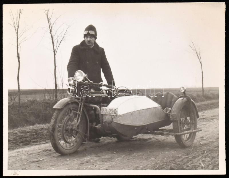 1934 Oldalkocsis motoros fotója, 9x12 cm
