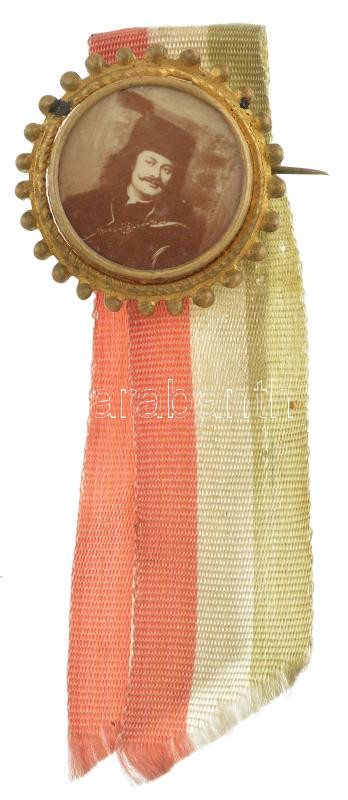 ~1900-1906. II. Rákóczi Ferenc újratemetésének emlékére készült fém kitűző Rákóczi arcképével, trikolor szalagon (28mm) T:1-
