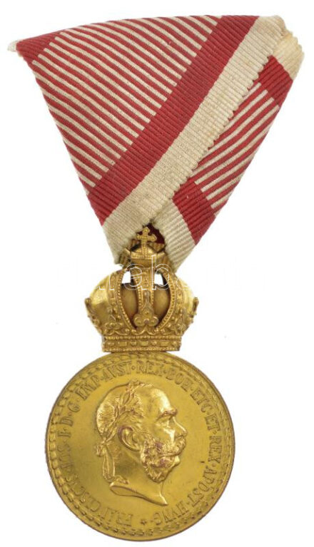 1890. 'Bronz Katonai Érdemérem a katonai érdemkereszt szalagján' aranyozott bronz kitüntetés mellszalagon, peremén 'Seinem Kameraden Offizierskorps der Luftschifferrabetelung' felirattal T:1- kis ph Hungary 1890. 'Bronze Military Merit