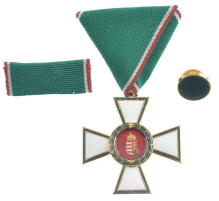 1991. 'A Magyar Köztársasági Érdemrend lovagkeresztje, polgári tagozat' zománcozott, aranyozott Ag kitüntetés fémjel nélkül, mellszalagon, szalagsávval, rátét nélküli rozettával eredeti tokban T:1 / Hungary 1991. 'Order of Merit of