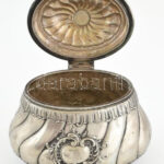 Albert Köhler u. Cie osztrák cukordoboz, fém, jelzett, kopásokkal, nemesi monogrammal, m: 16,5 cm - Image 2
