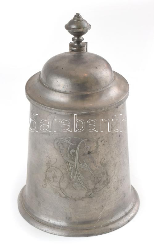 Antik ón korsó, jelzés nélkül, Vésett monogrammal, korának megfelelő állapotban, m: 18 cm