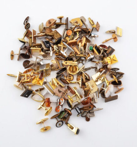 Sok darab vegyes mandzsetta gomb, nincs átnézve.