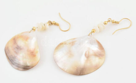 Kagylós fülbevaló, arany színű szereléken. h: 7,5 cm