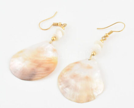 Kagylós fülbevaló, arany színű szereléken. h: 7,5 cm