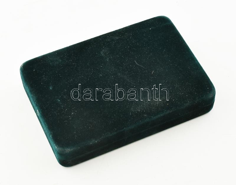 Vegyes bizsuk, zöld bársony dobozban, borostyánok, violinkulcs bross, stb. 13x18,5x3,5cm, kis kopással. - Image 2