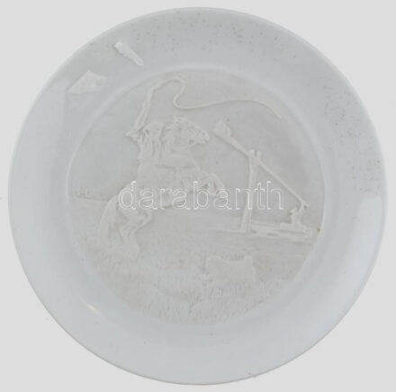 Herendi litofán tányér, csikós a gémeskútnál, puli kutyájával, kopásokkal, minimális hajszálrepedéssel, jelzés nélkül. D: 15,5 cm