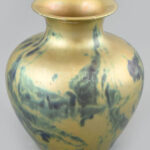 Zsolnay labrador mázas váza, jelzett, 1920 körül, ragasztott, m: 12 cm