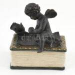 Tündéres bonbonier, porcelán, tetején bronz figura, jelzett, antikolt, m: 16 cm