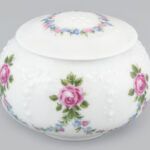Wallendorf porcelán bonbonier, plasztikus, virágmintás díszítéssel. Matricás, jelzett, minimális kopással, d: 9 cm