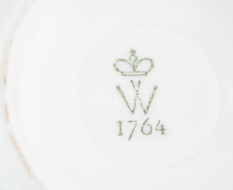 Wallendorf porcelán bonbonier, plasztikus, virágmintás díszítéssel. Matricás, jelzett, minimális kopással, d: 9 cm - Image 2