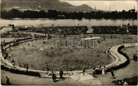 1958 Budapest XIII. Dagály utcai Szabadság gyógyfürdő, strand, fürdőzők. Képzőművészeti Alap Kiadóvállalat (fa)
