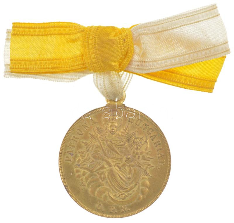 ~1930. 'Patrona Hungariae O.P.N. / Jézus legszentebb szívedbe zárd védegyletünket' aranyozott Br medál szalagon (30mm) T:2