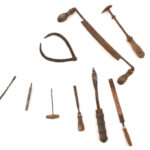 9 db vegyes, nagyrészt régi / antik szerszám (aprító bárd, reszelő, véső, stb.), közte jelzettek, h: 12 - 42 cm