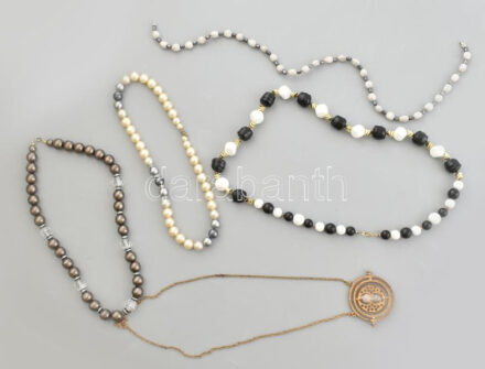 5 db Retró nyaklánc, közte egy homokórás medálos.