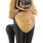 Jelzés nélkül: Antik Foo kutya. Öntött, patinázott, bronz szobor, korának megfelelő állapotban, m: 42 cm