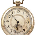 Waltham zsebóra, díszes fém tokkal, hátoldalán monogrammal, másodpercmutatós, a számlapon apró kopásnyomok, nem jár, d: 45 mm