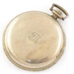 Waltham zsebóra, díszes fém tokkal, hátoldalán monogrammal, másodpercmutatós, a számlapon apró kopásnyomok, nem jár, d: 45 mm - Image 3