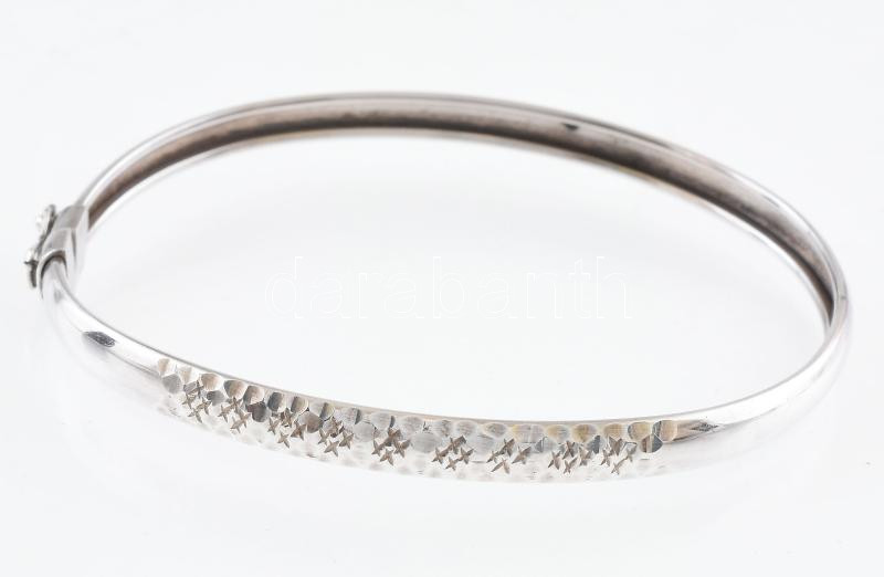 Ezüst(Ag) mintás karperec, jelzett, 7,1×6,1 cm, nettó: 6,5 g