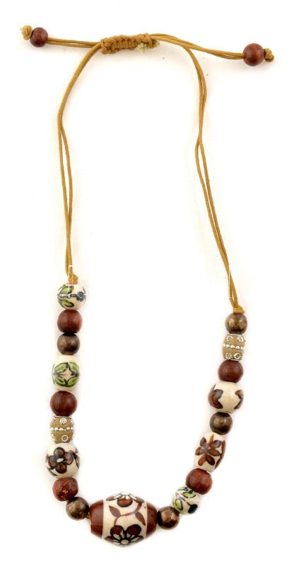 Kerámia és fa gyöngyös nyaklánc, állítható méretben.