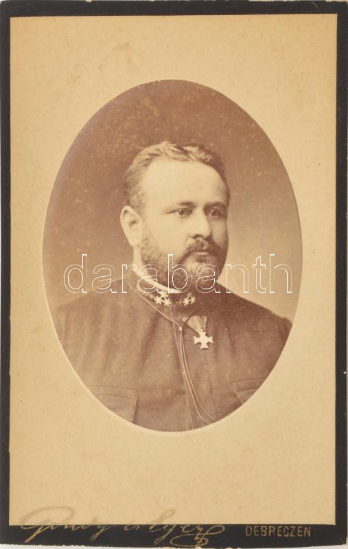 cca 1880 Debrecen magyar katona kitüntetéssel vizitkártya fotója. alja levágott