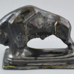 Olvashatatlan jelzéssel: Bölény. Art Deco kerámia, hibátlan, 1930-40 körül, m: 14 cm