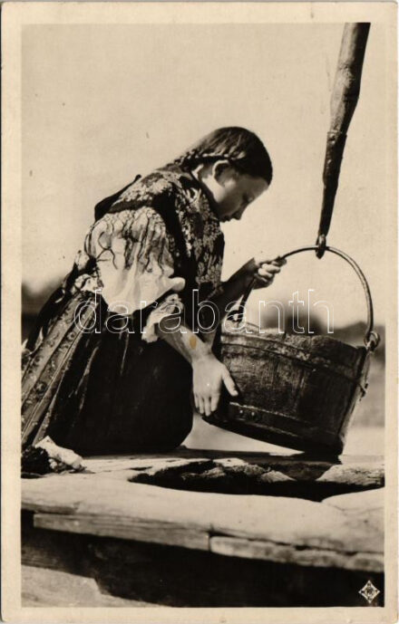 Kaposvár környéki leány / Hungarian folklore