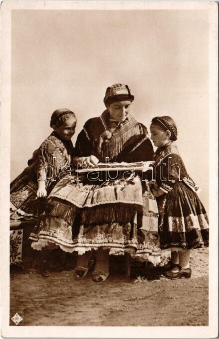 Tolna megyei kézimunkázó leányok / Hungarian folklore