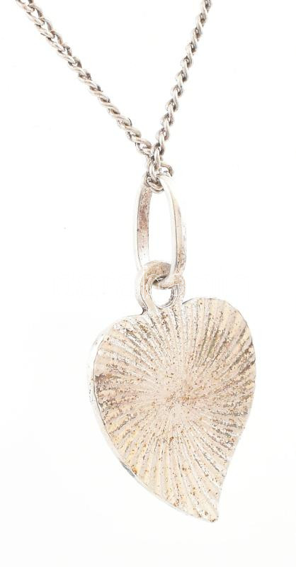 Ezüst(Ag) nyaklánc levél alakú medállal, jelzett, h: 48 cm, nettó: 4,5 g