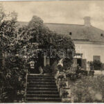 1913 Borjád, Sass kúria kerti törpével, kastély. Hátoldalon Sass László levele és aláírása (EK)