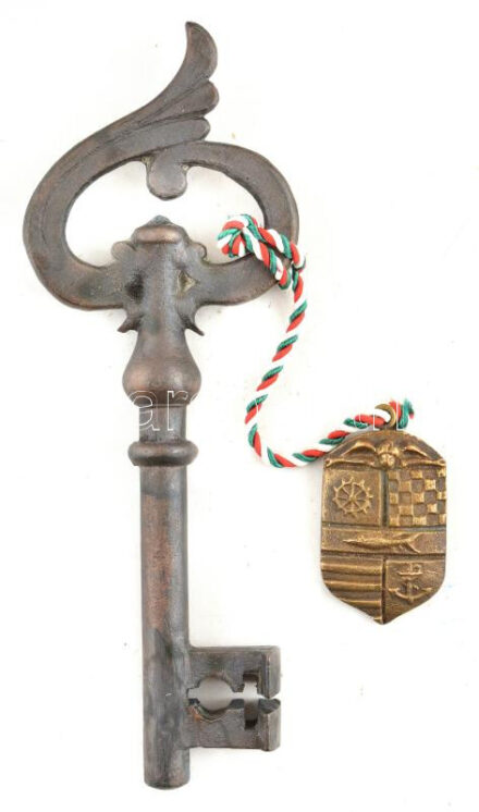 2000. Angyalföld város kulcsa, a díszpolgári cím mellé járó kulcs formájú elismerés, hozzá fonott nemzetiszín szalaggal a kerület címerét ábrázoló plakett. Eredeti díszdobozában, az átadóra szóló meghívóval (kulcs: