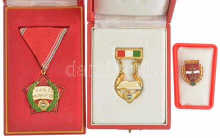 ~1960-1970. 'A Tanács Kiváló Dolgozója' aranyozott, zománcozott fém kitüntetés + 'Kiváló Munkáért' aranyozott, zománcozott kitüntetés mellszalagon + 'Törzsgárda 20' aranyozott, zománcozott jelvény Budapest címerével. Mindegyik