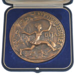 2011. 'Orosháza Város Sportjáért (gravírozva: Dr. Gyetvai György 2011) / A Képviselő Testület Díja' bronz érdemérem eredeti tokban (100mm) T:1- - Image 3