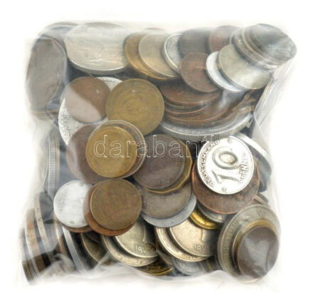 Vegyes, magyar és külföldi érmetétel mintegy ~1kg súlyban, közte több 1950 előtti darab, illetve forgalmi emlékpénz T:vegyes Mixed, Hungarian and foreign coin lot (~1kg) within some pcs before 1950 and circulating commemorative coins