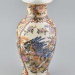 Kínai pávás porcelán váza, jelzett, kopásnyomokkal, m: 30 cm