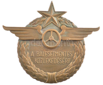 ~1960. 'A Balesetmentes Közlekedésért' autóra szerelhető bronz jelvény (97x82mm) T:1-