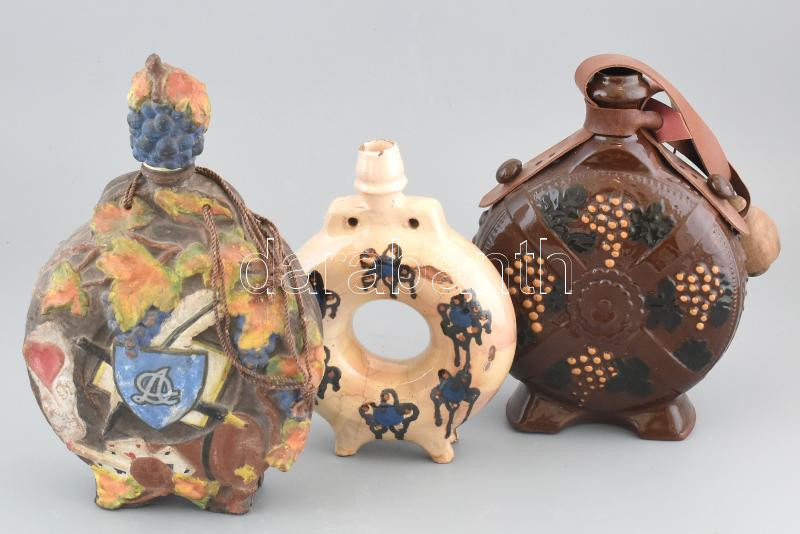 3 db népi kulacs, korának megfelelő kopásokkal, sérülésekkel, m: 24-30cm