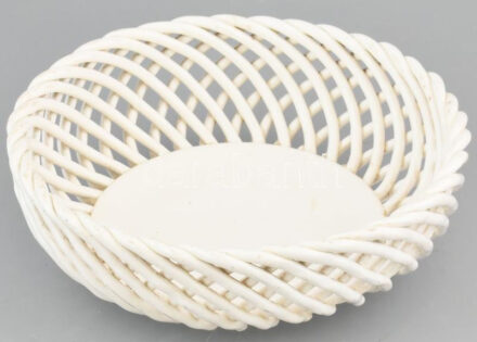 Max Roesler fehér mázas porcelán fonott tál, XX. sz. eleje, jelzett, hajszálrepedésekkel, foltokkal, d: 21,5 cm