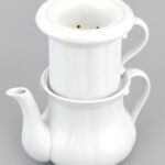 Porcelán kávéfőző és kiöntő szett (3 db-os), jelzés nélkül, hajszálrepedéssel, m: 10 cm