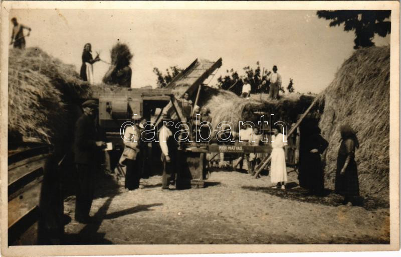 Aldebrő (?), Poór Mátyás cséplőgépe, cséplés. photo (fl)
